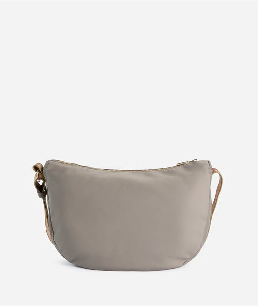 Damenhandtasche „Stormy Nylon 1st Class“ mit breitem, halbmondförmigem Schultergurt, Taubengrau
LB84/9762 0590