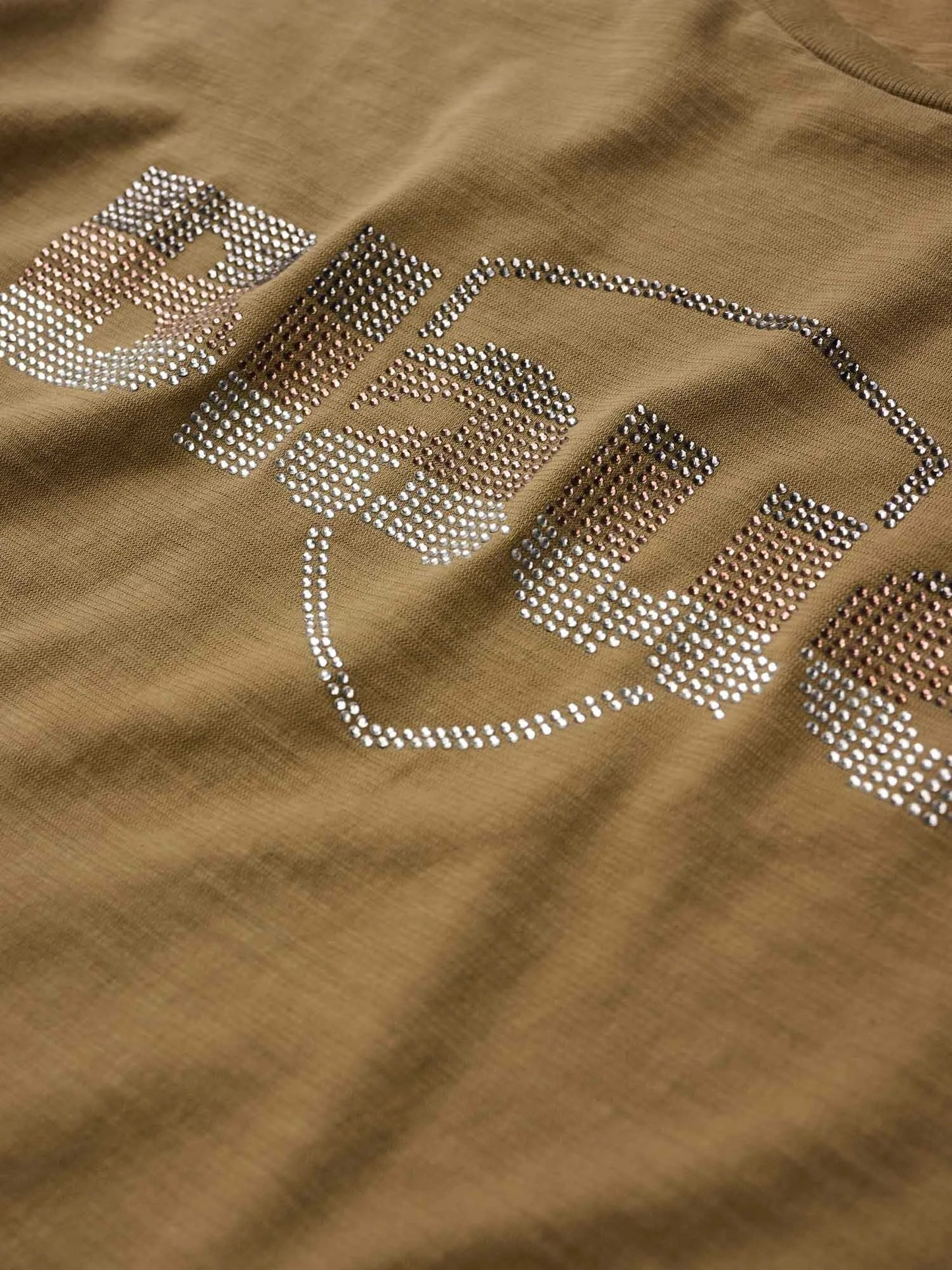 Dettaglio logo Blauer glitter tono su tono su t-shirt nocciola