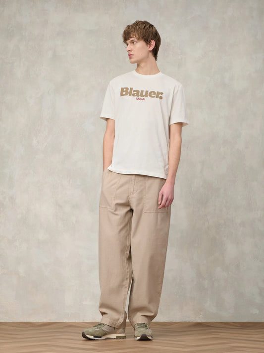 T-shirt Uomo Blauer Ernst 26SBLUH02299 con logo frontale – Bianco Neve
