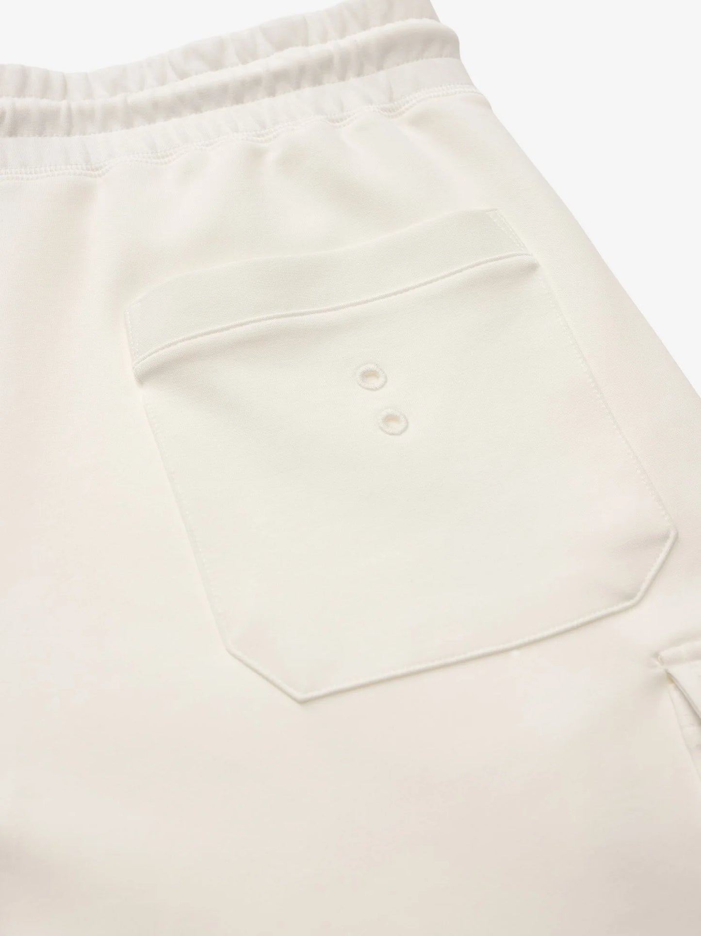 Dettaglio tasca a soffietto con logo Blauer