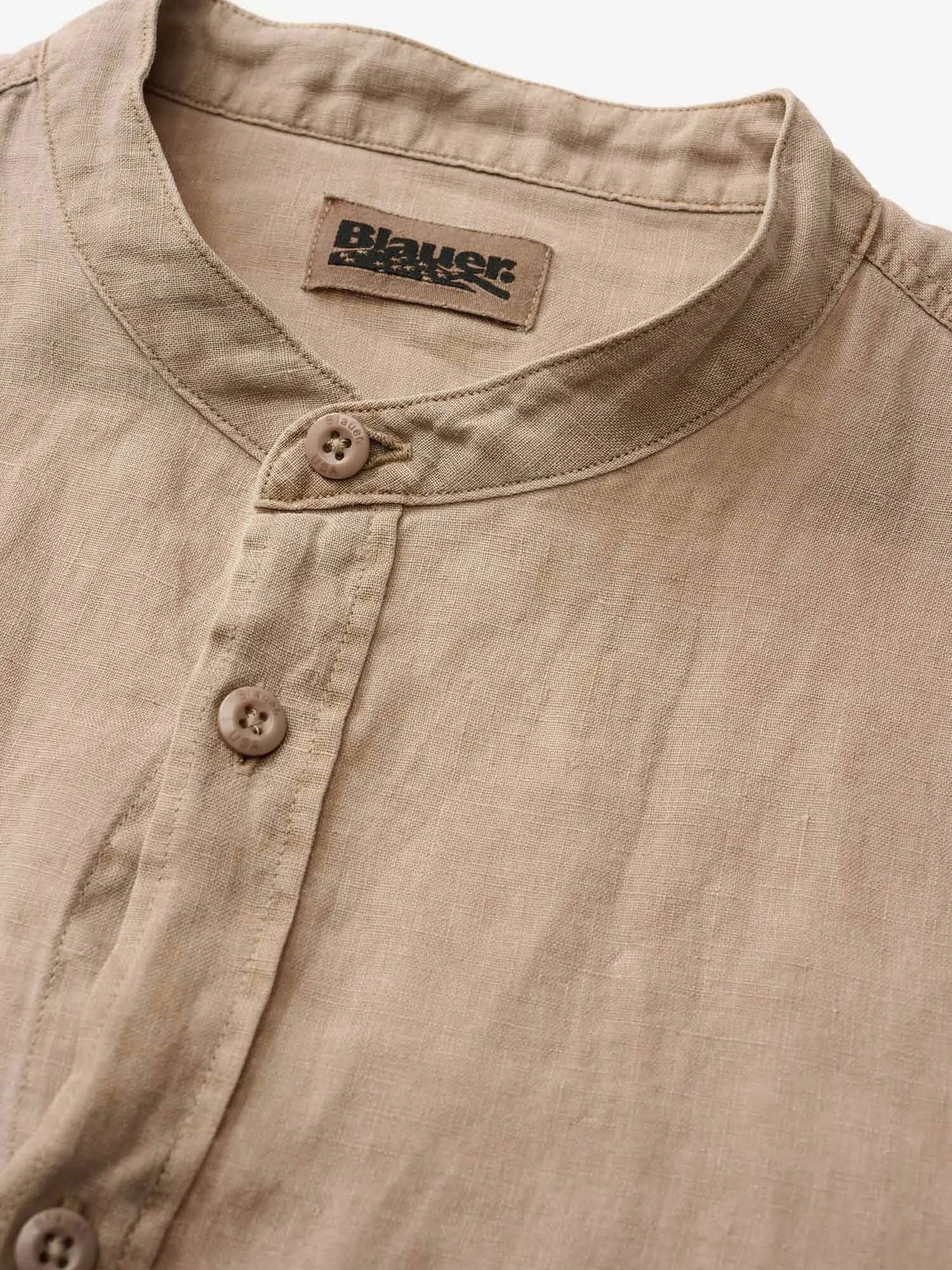 Dettaglio colletto basso e bottoni camicia Blauer