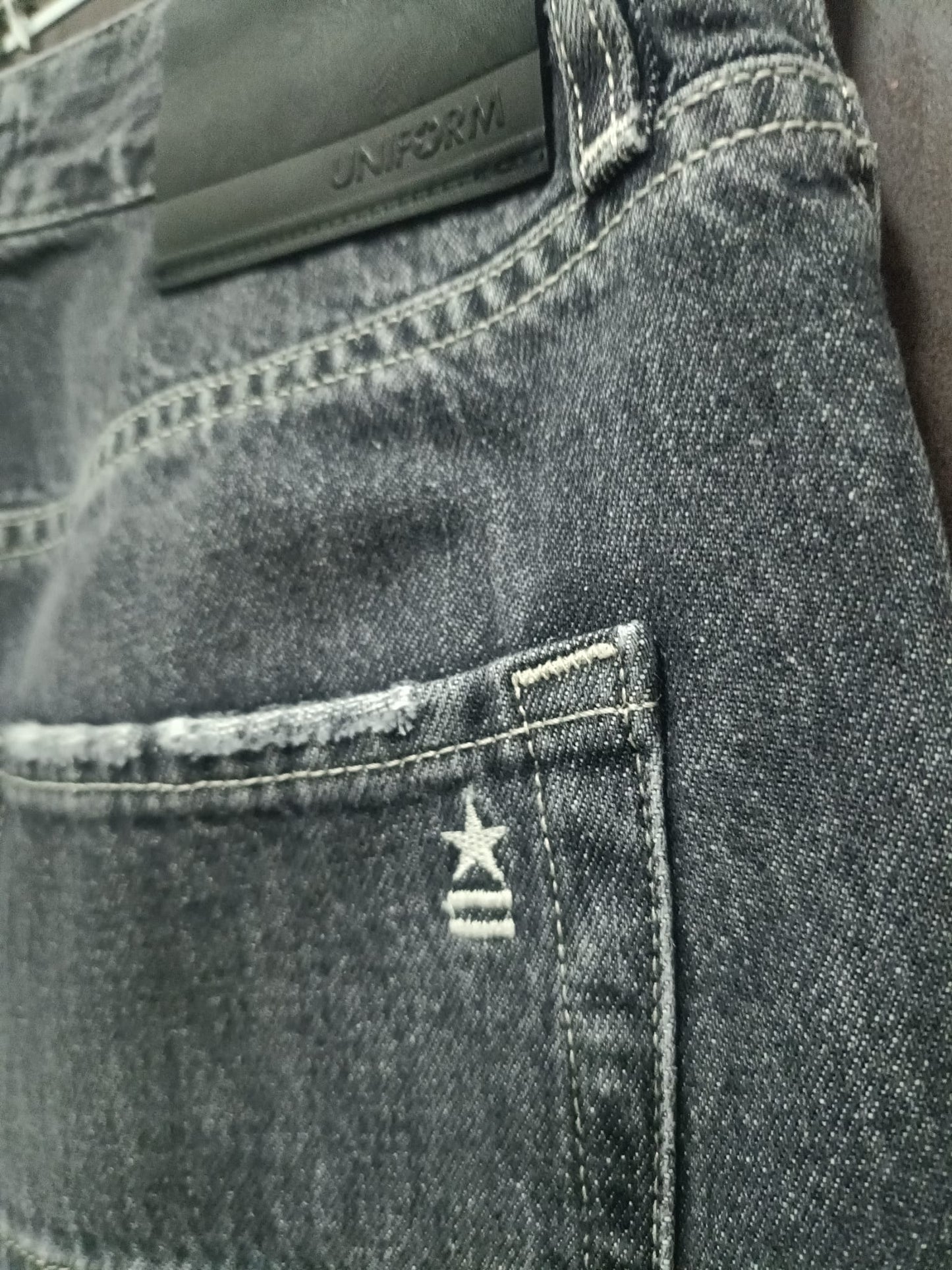 Dettaglio tasca e lavaggio black denim Uniform Danny