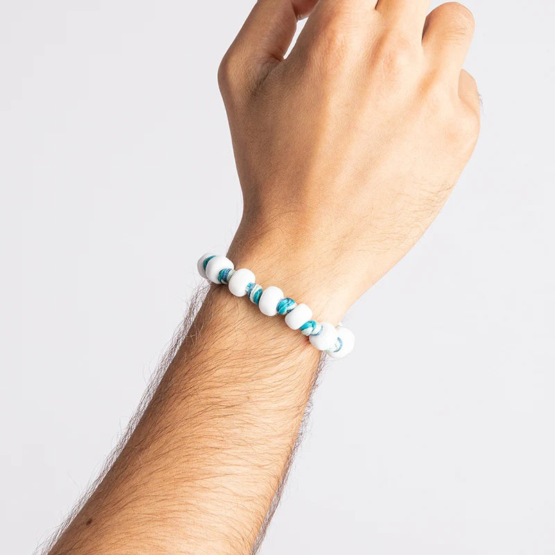 Braccialetto Aua Puglia unisex con cordoncino intrecciato blu e perle in vetro bianco, dettaglio in argento 925 uomo