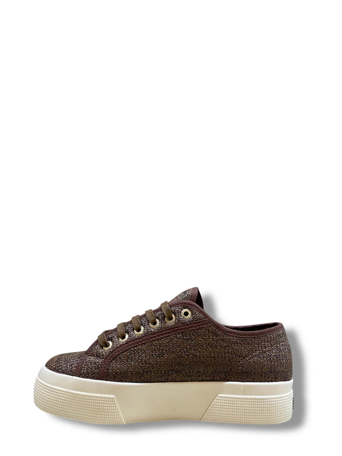 Dettaglio tomaia in raffia e logo jacquard Superga