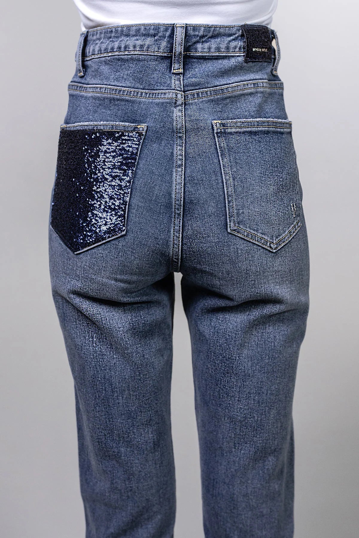 White Wise jeans donna modello mod Zoe mom fit con strappi e perline