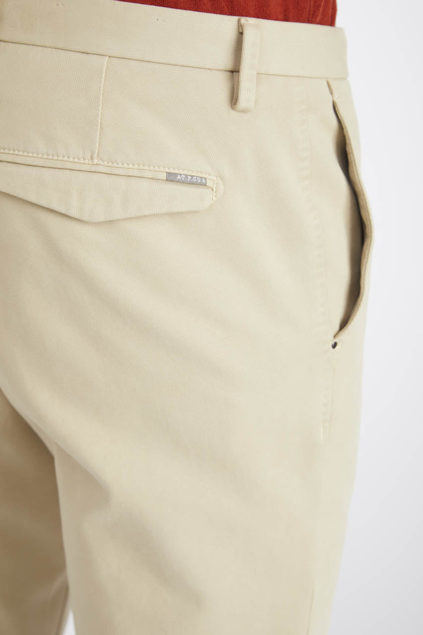 At.p.co Pantalone uomo Sasa chino slim fit in cotone stretch ecru con risvolto