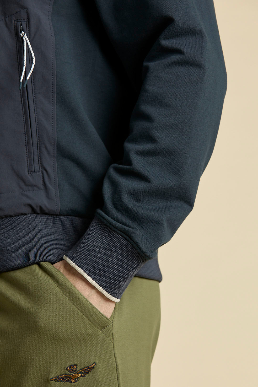 Dettaglio giubbino Aeronautica Militare tasche con zip