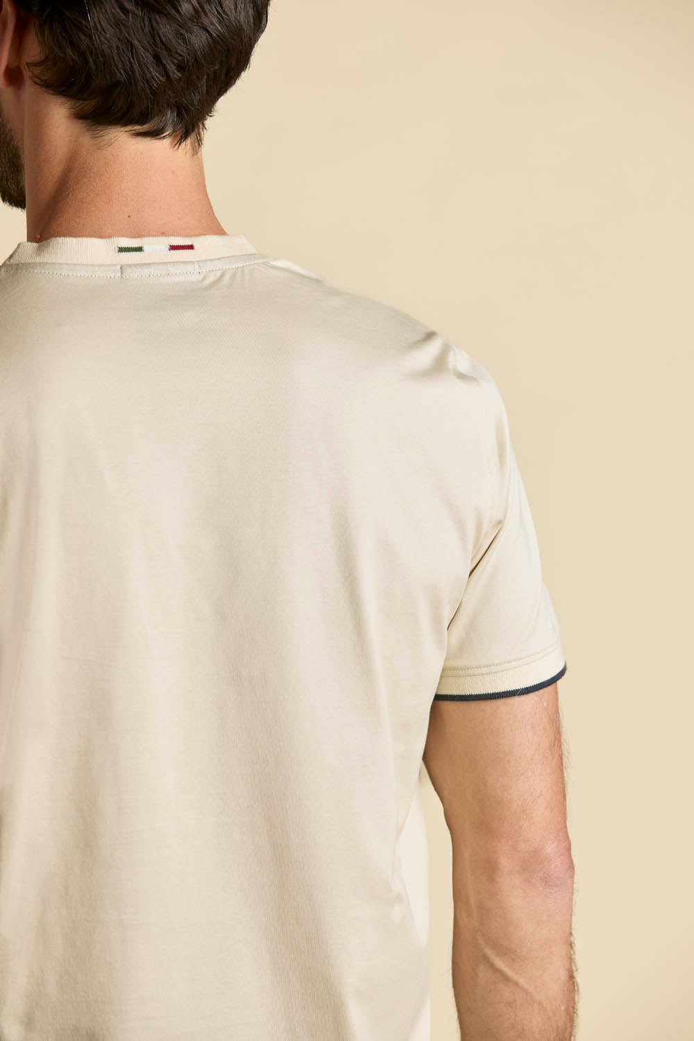 Dettaglio t-shirt Aeronautica Militare collo tricolore