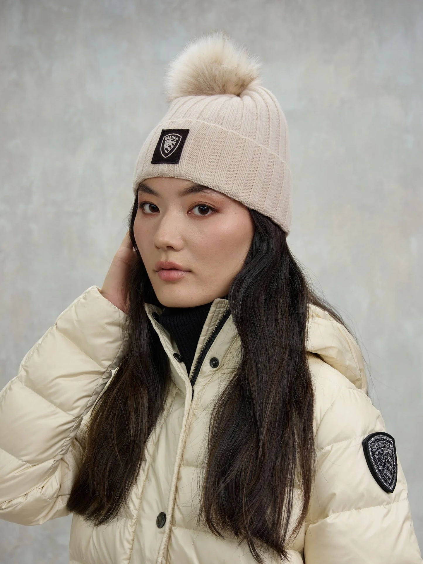 Blauer berretto donna Life in misto lana a costine con risvolto e pon pon eco pelliccia indossato