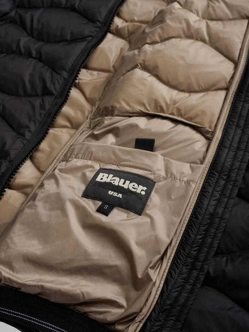 Blauer giubbino donna Camelia piumino svasato ad onde in nylon lucido nero con cappuccio fisso logo