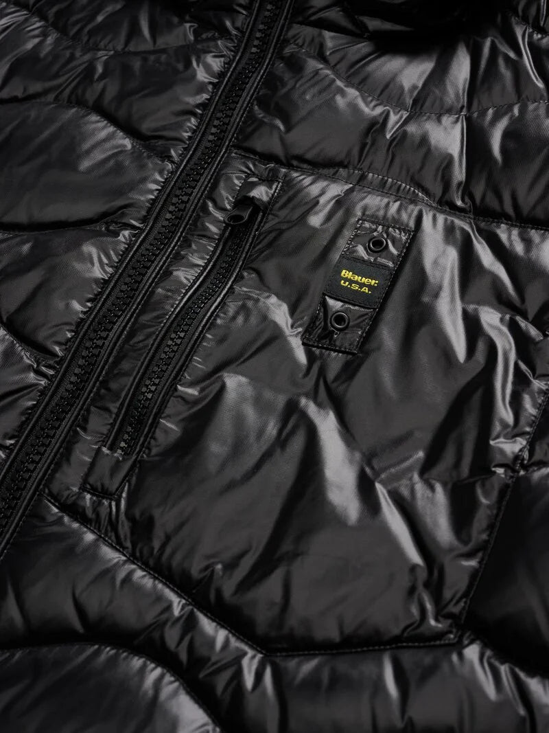 Blauer piumino uomo ad onde in nylon nero con cappuccio fisso e taschino sul petto dettaglio