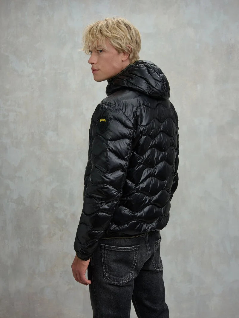 Blauer piumino uomo ad onde in nylon nero con cappuccio fisso e taschino sul petto lato