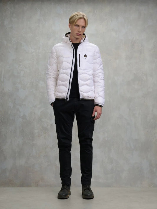 Blauer piumino uomo trapuntato ad onde bianco con cappuccio e taschino sul petto look indossato