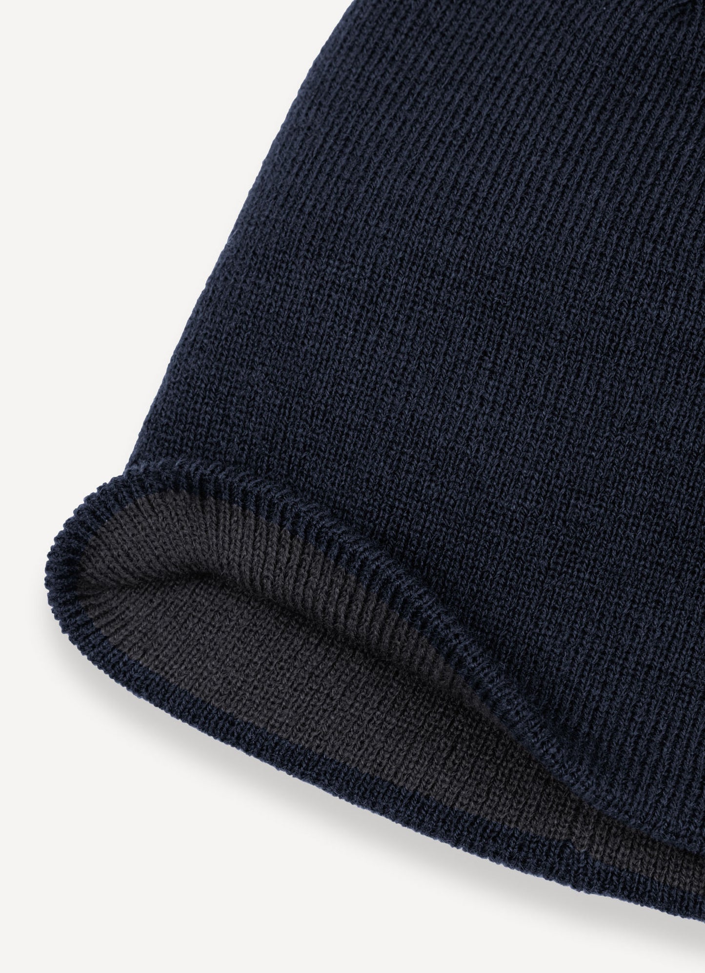 Cappello beanie unisex Colmar blu a costine con interno a contrasto e logo laterale dettaglio