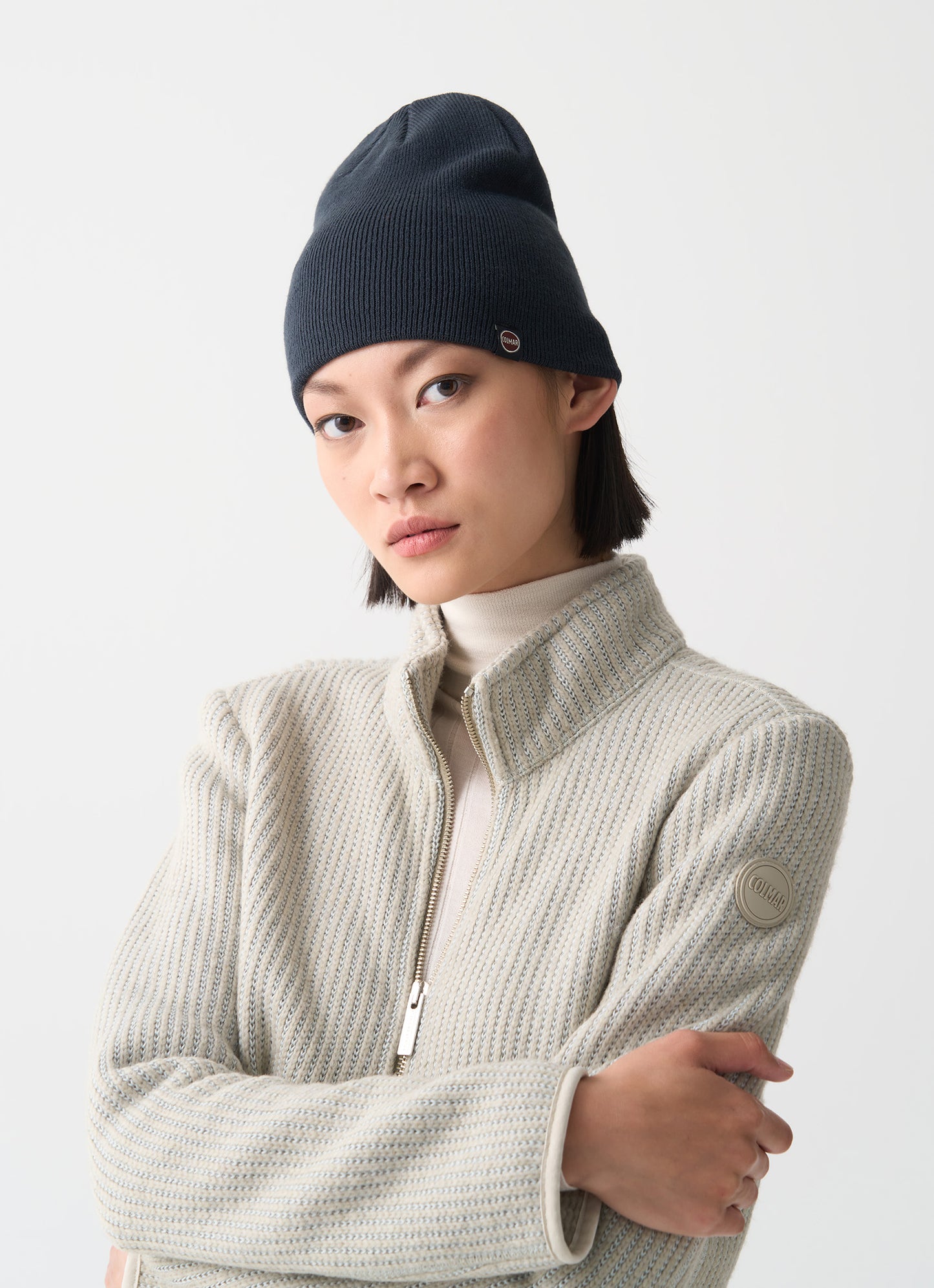 Cappello beanie unisex Colmar blu a costine con interno a contrasto e logo laterale indossato fronte