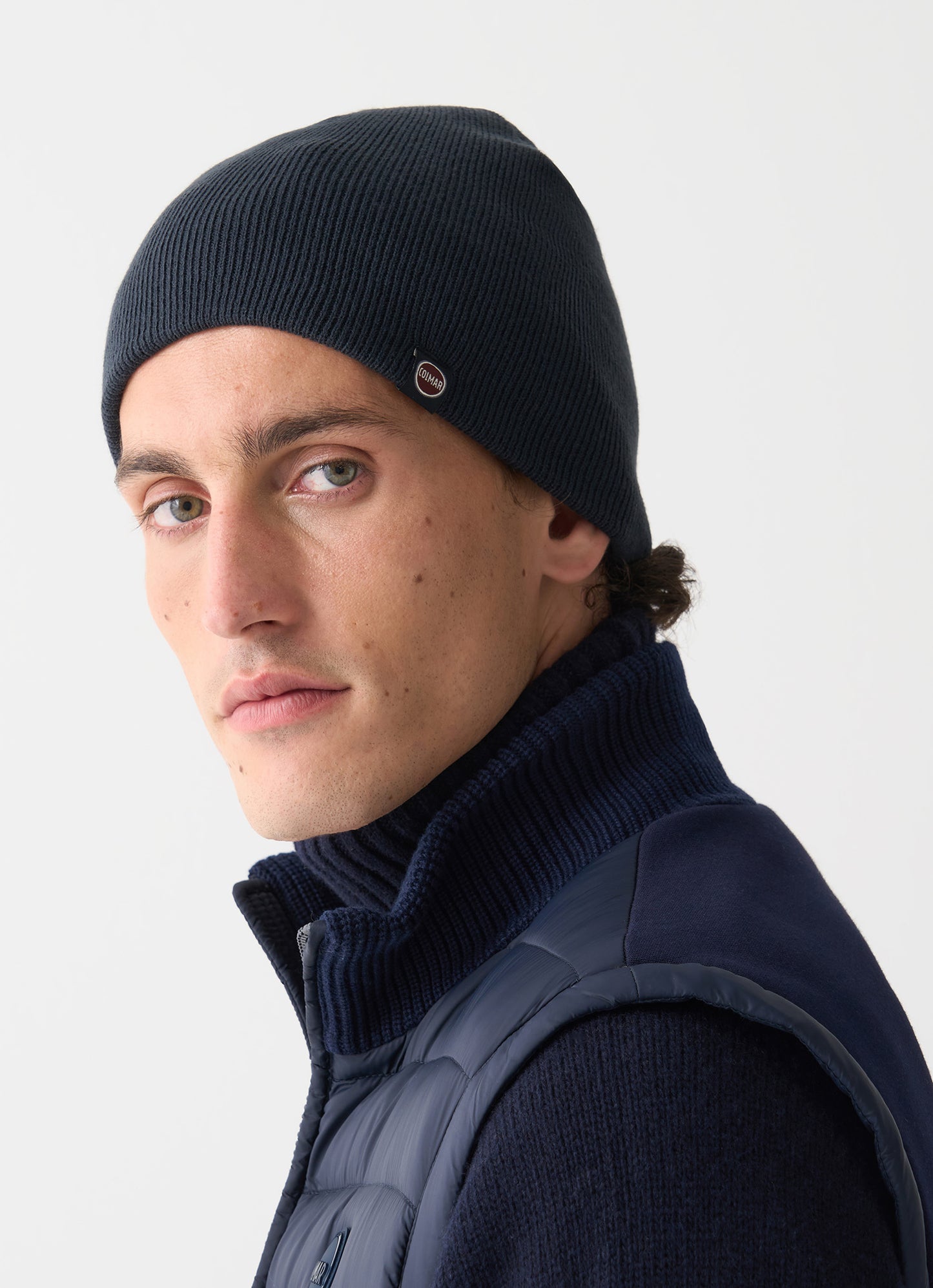 Cappello beanie unisex Colmar blu a costine con interno a contrasto e logo laterale indossato laterale