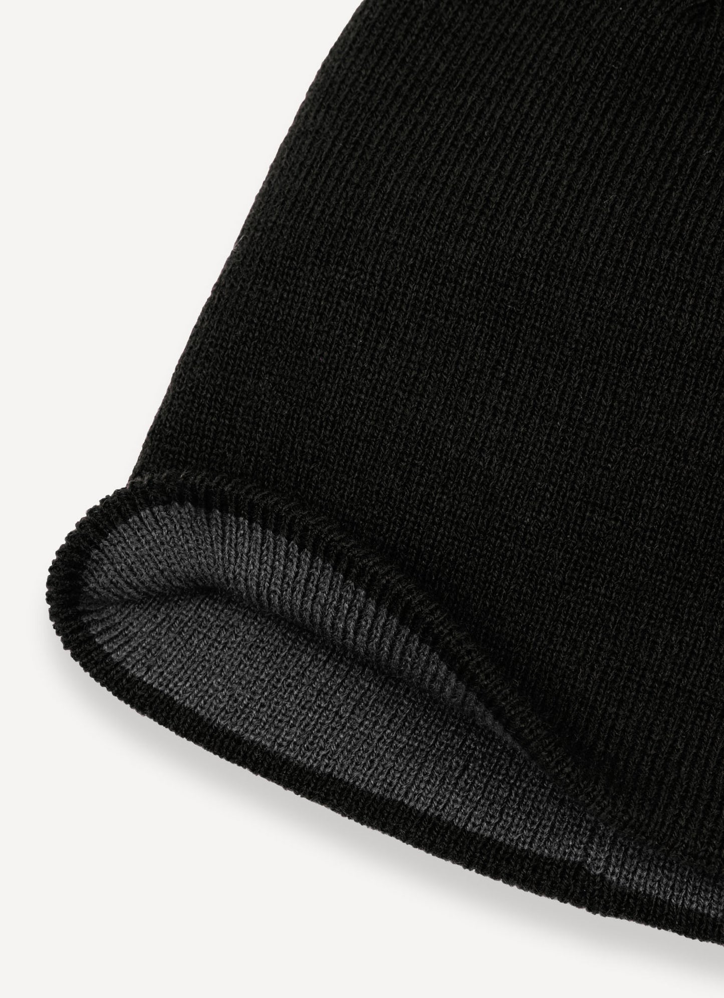 Cappello beanie unisex Colmar nero a costine con interno a contrasto e logo laterale dettaglio