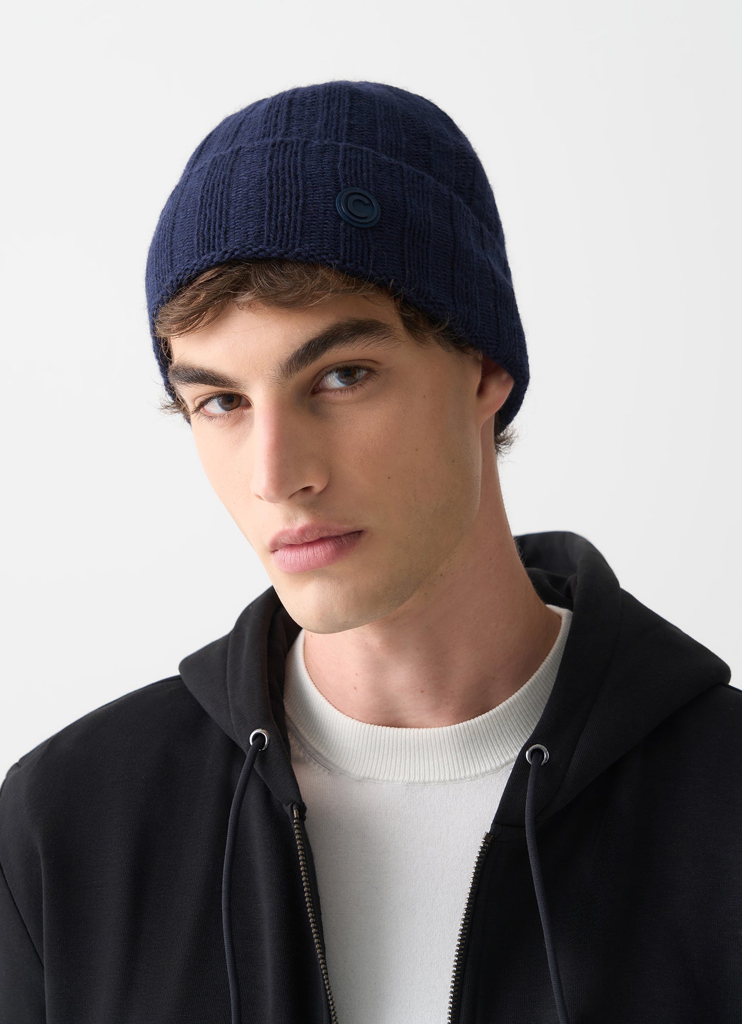 Cappello unisex Colmar a coste larghe blu in lana e cashmere riciclato con logo laterale indossato uomo
