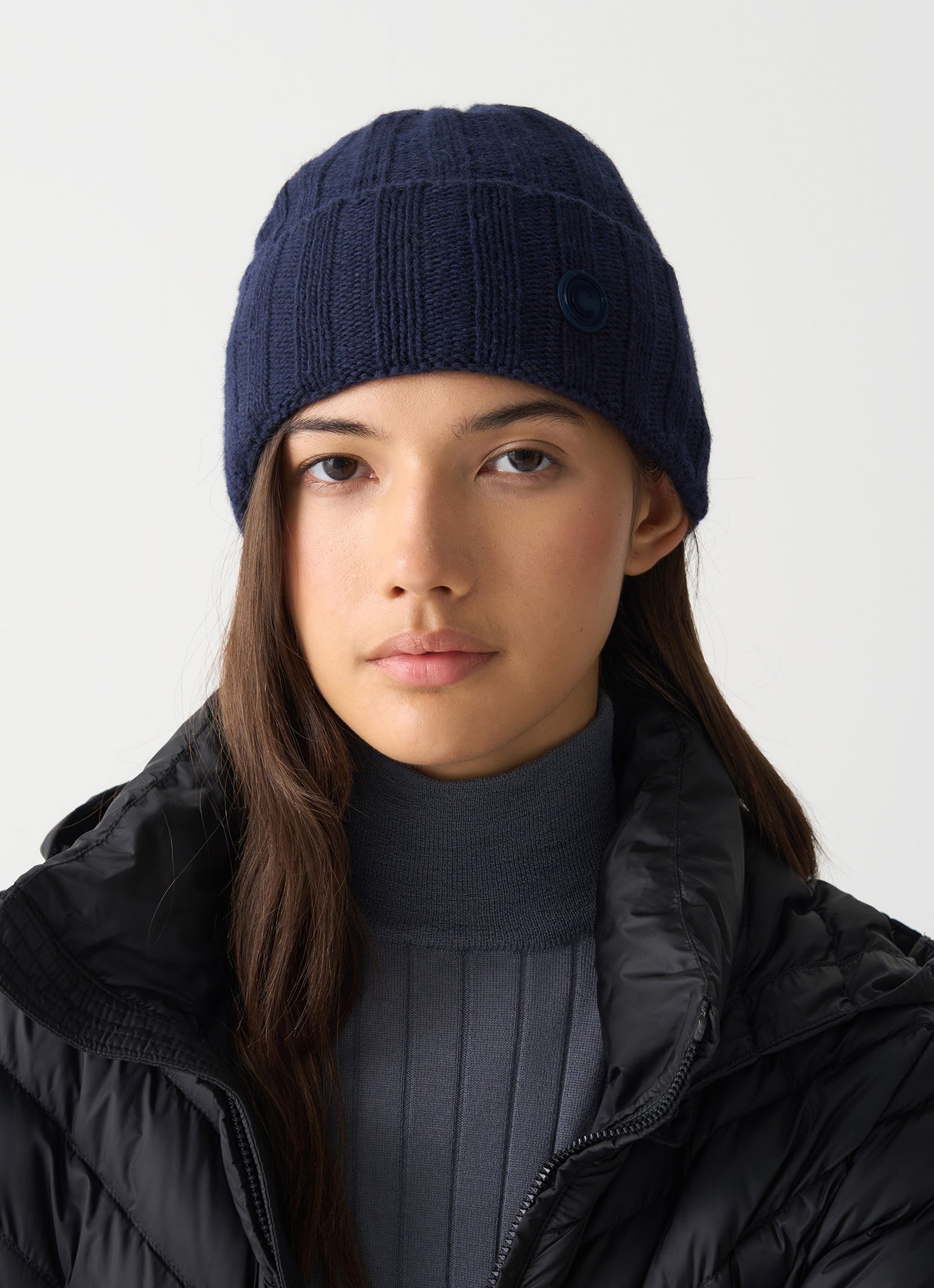 Cappello unisex Colmar a coste larghe blu in lana e cashmere riciclato con logo laterale indossato donna