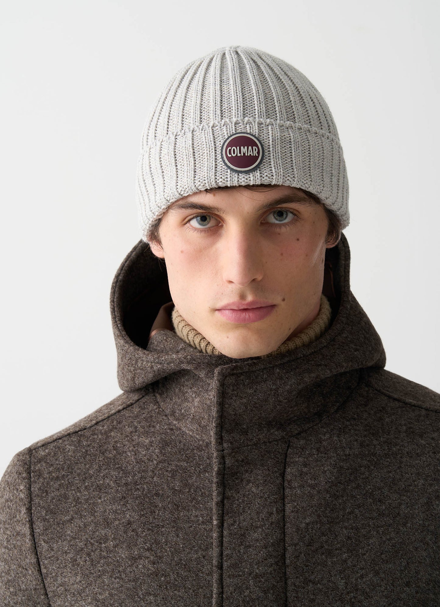 Cappello unisex Colmar grigio in lana a coste con risvolto e logo frontaleindossato