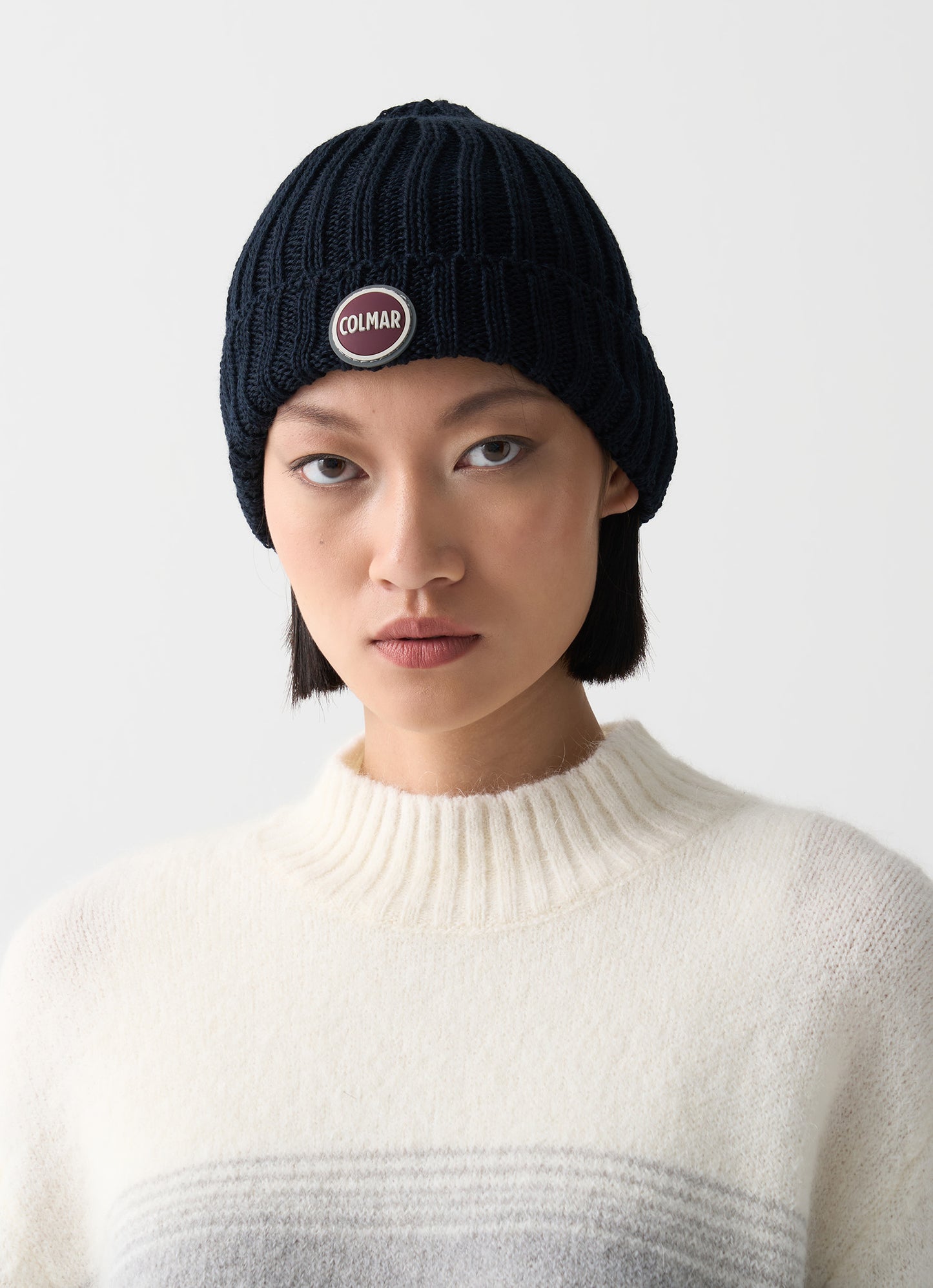 Cappello unisex Colmar navy blue in lana a coste con risvolto e logo frontale indossato