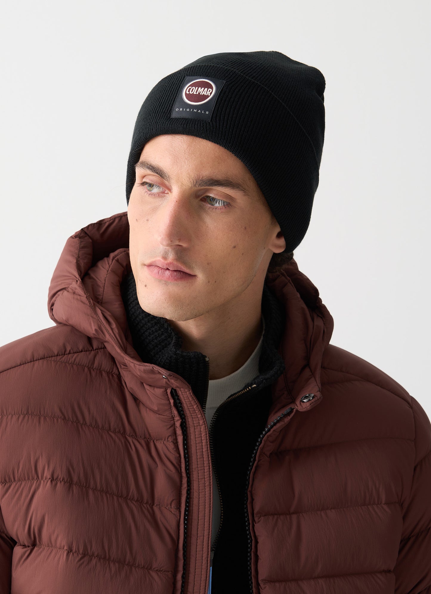 Cappello unisex Colmar in maglia nera con risvolto e logo frontale indossato uomo