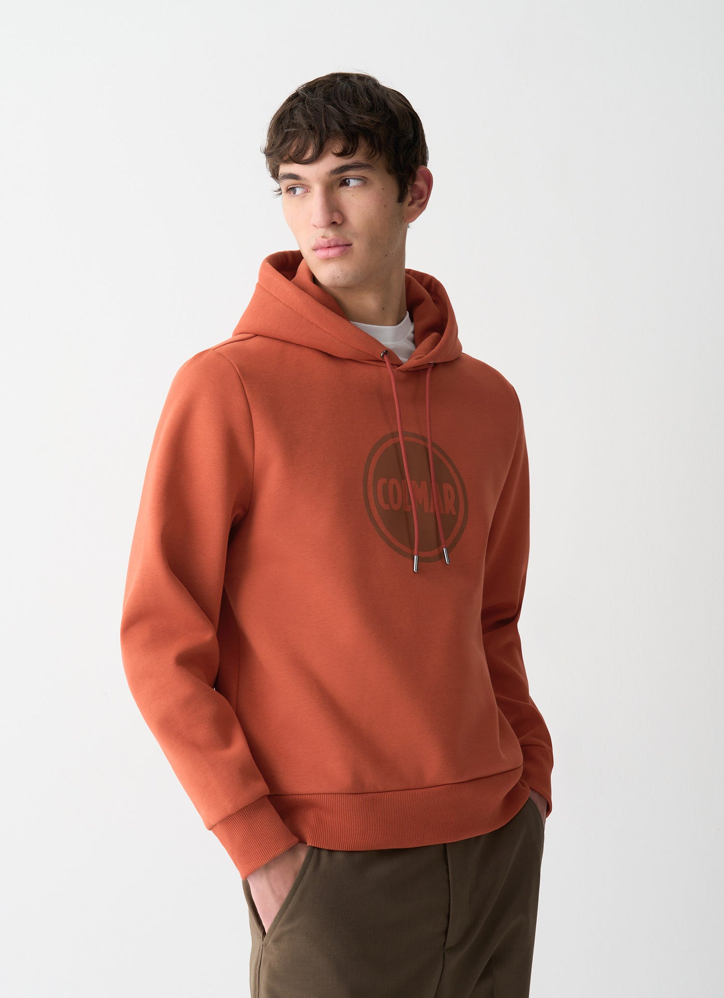 Felpa uomo Colmar Originals in cotone felpato rosso goji con cappuccio e logo frontale fronte