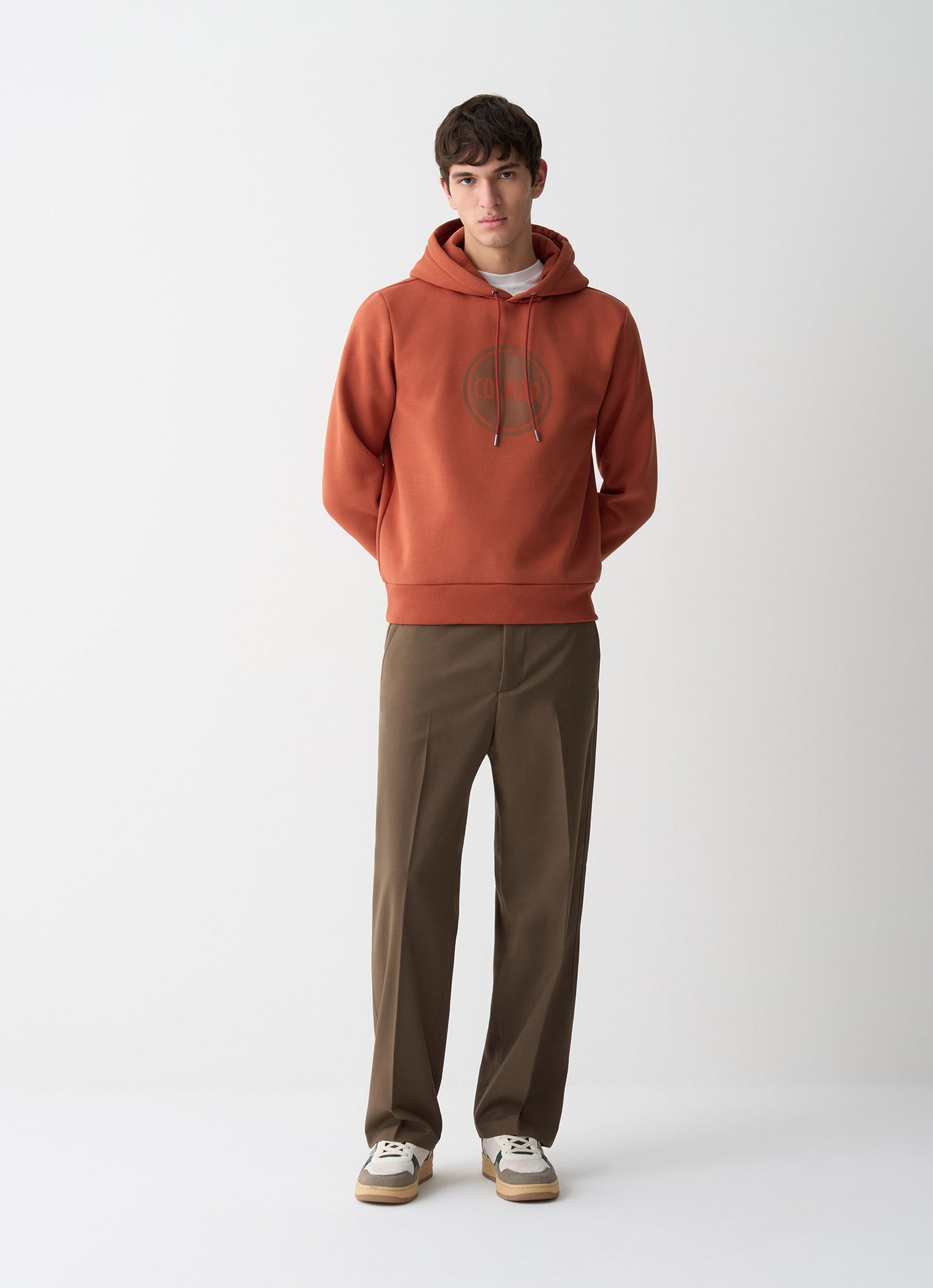 Felpa uomo Colmar Originals in cotone felpato rosso goji con cappuccio e logo frontale indossata davanti