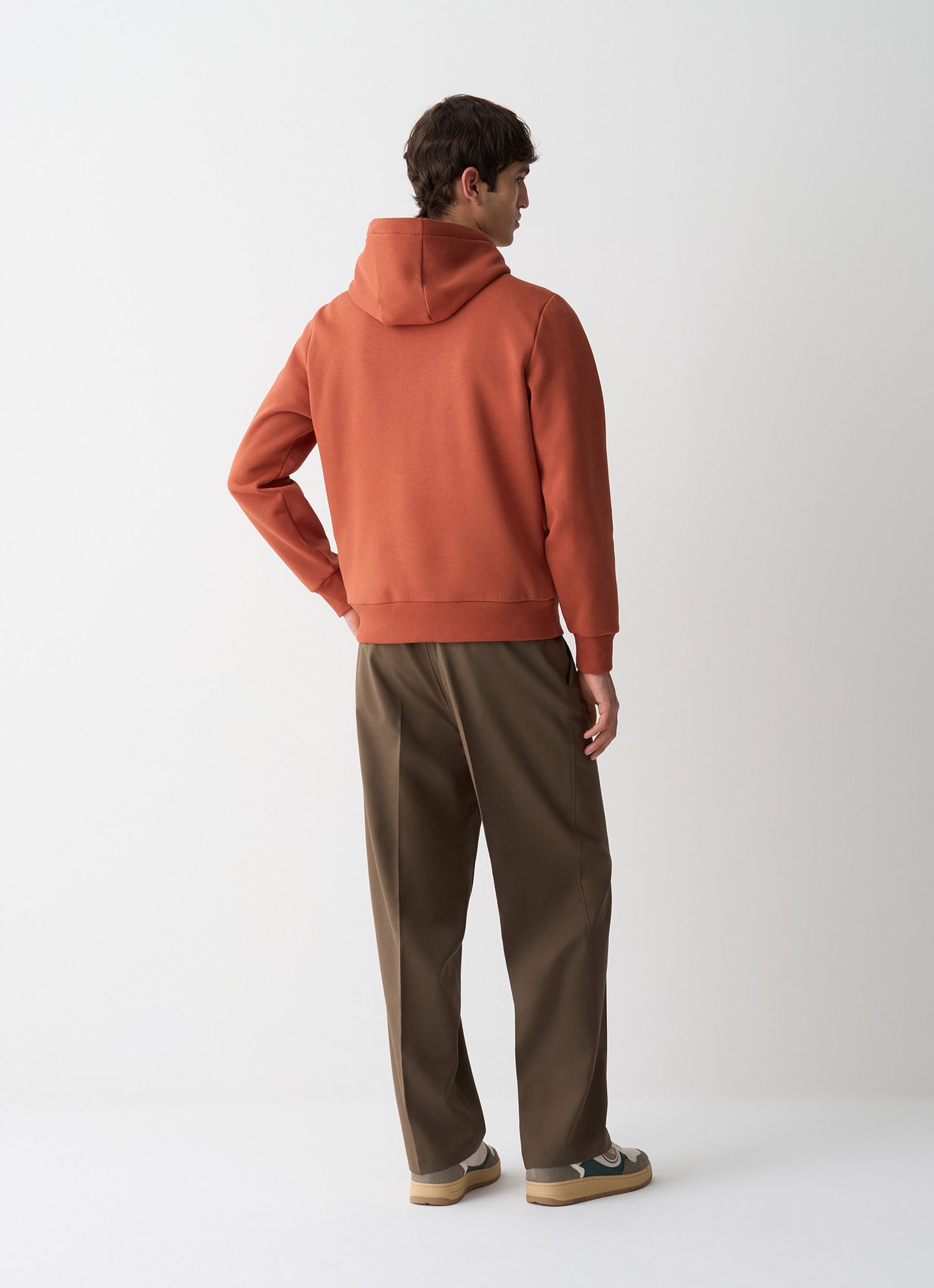 Felpa uomo Colmar Originals in cotone felpato rosso goji con cappuccio e logo frontale indossata dietro