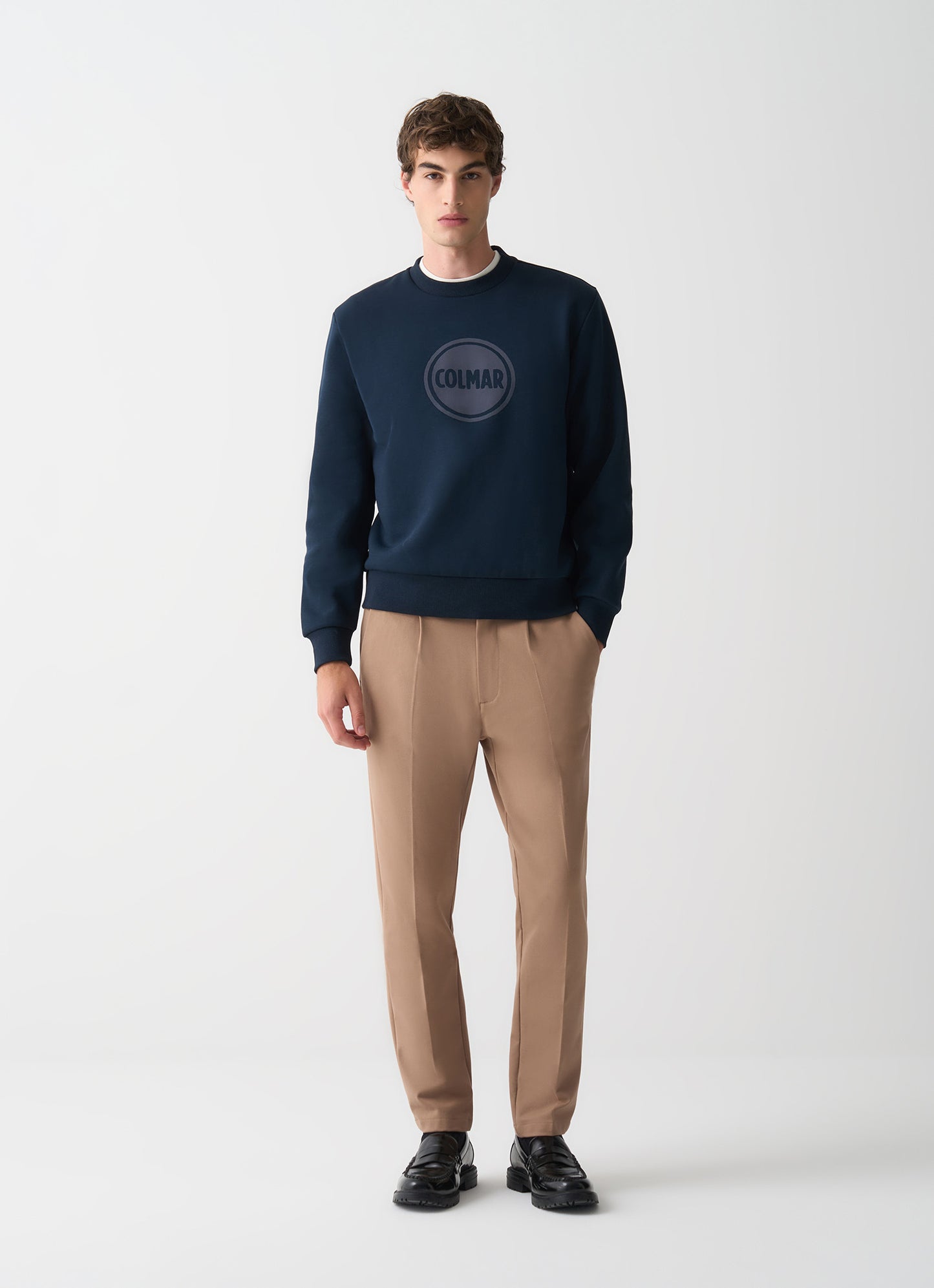 Felpa uomo Colmar Originals girocollo blu in cotone felpato con logo frontale indossata davanti