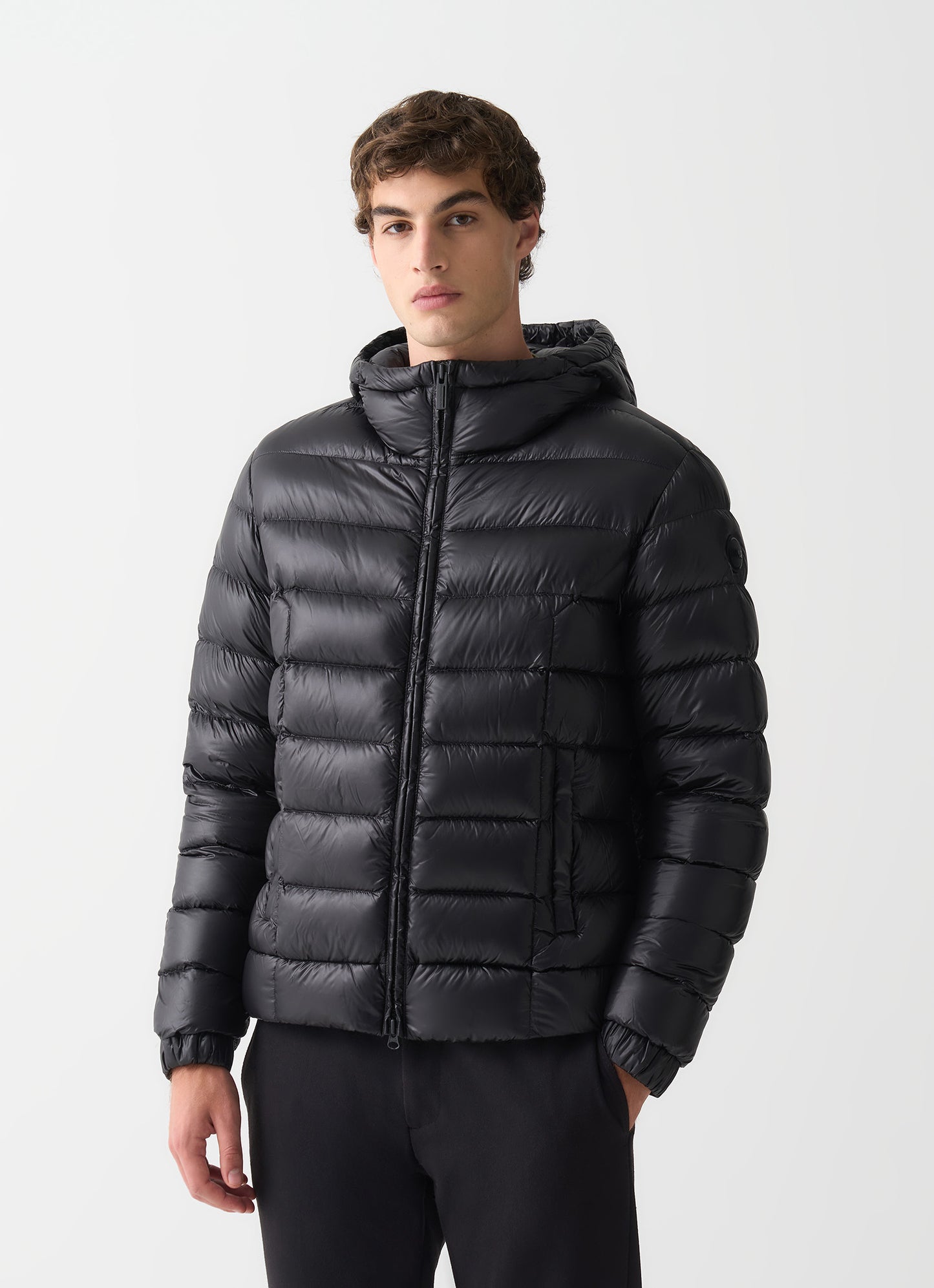 Piumino uomo Colmar nero lucido con cappuccio fisso e imbottitura in piuma naturale