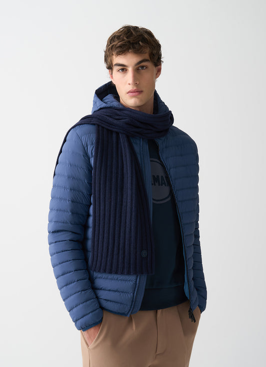 Sciarpa Colmar unisex a coste larghe in lana e cashmere riciclato con logo tono su tono indossata