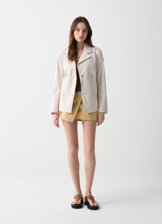 Trench corto donna Colmar in softshell impermeabile con cintura regolabile e vestibilità sciancrata indossata