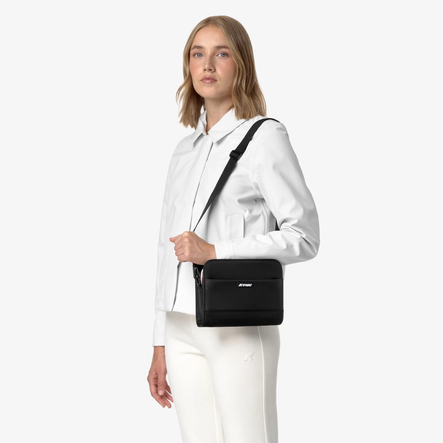 Borsa pouch donna K-Way Marybell nera e grigia in nylon impermeabile con tracolla rimovibile indossata