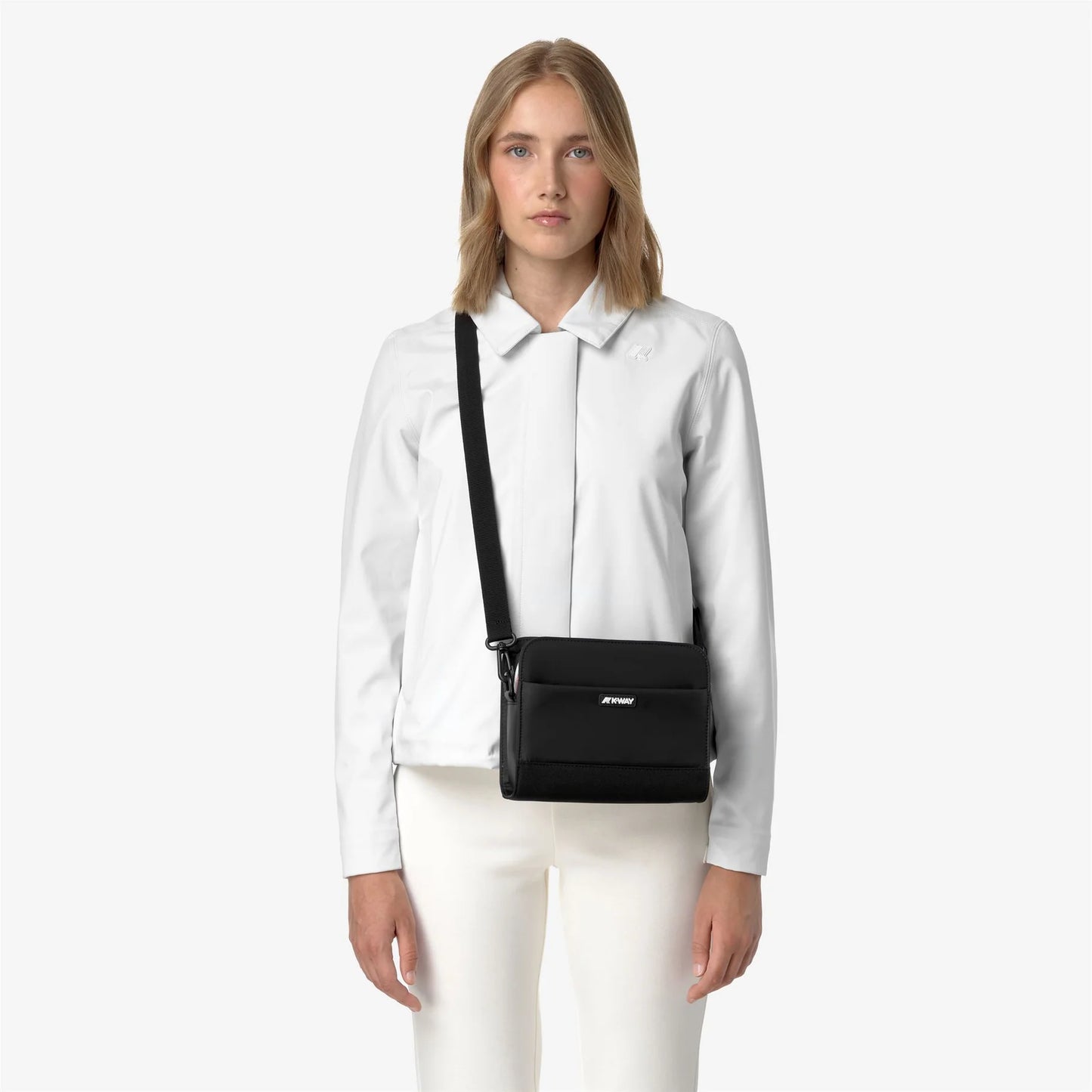 Borsa pouch donna K-Way Marybell nera e grigia in nylon impermeabile con tracolla rimovibile vista indossata