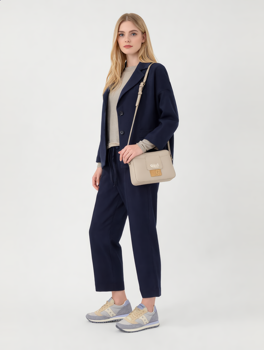 Giacca blu CIRCOLO 1901 indossata, vista laterale a 45 gradi, design essenziale e moderno.