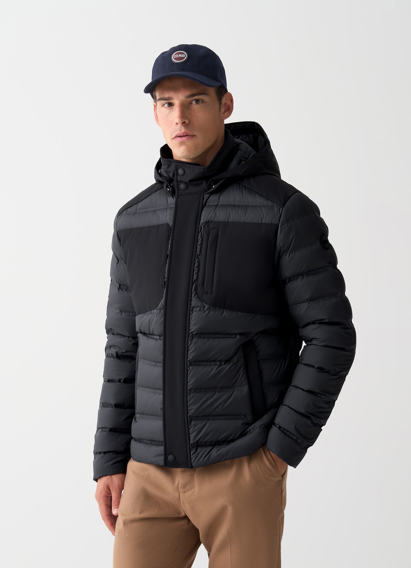 Piumino uomo Colmar nero senza cuciture con cappuccio staccabile e imbottitura in piuma naturale vista frontale