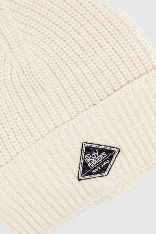 Cappello beanie unisex Roy Roger’s in maglia a coste off white con label in denim dettaglio