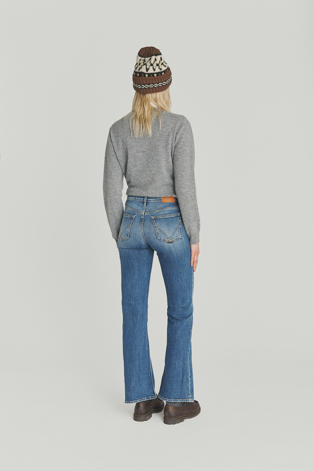 Jeans donna Roy Roger's New Roy Downtown bootcut in denim lavaggio medio indossato