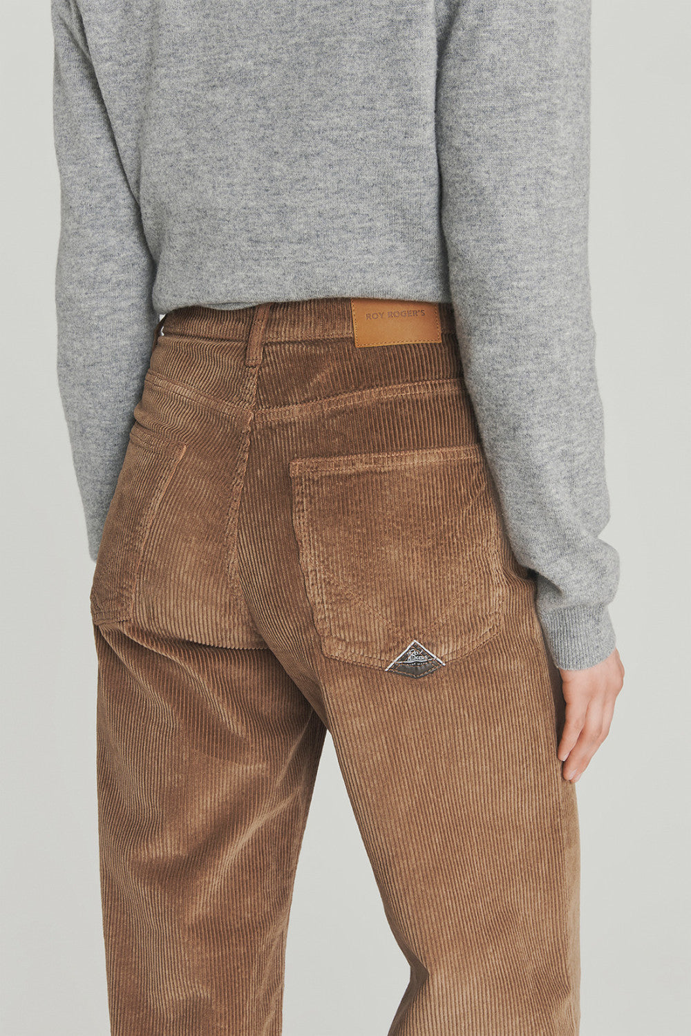 Pantalone donna Roy Roger’s Marta in velluto a coste brown sugar flare fit vita media dettaglio