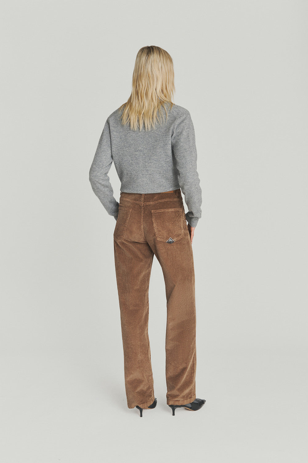Pantalone donna Roy Roger’s Marta in velluto a coste brown sugar flare fit vita media indossato dietro