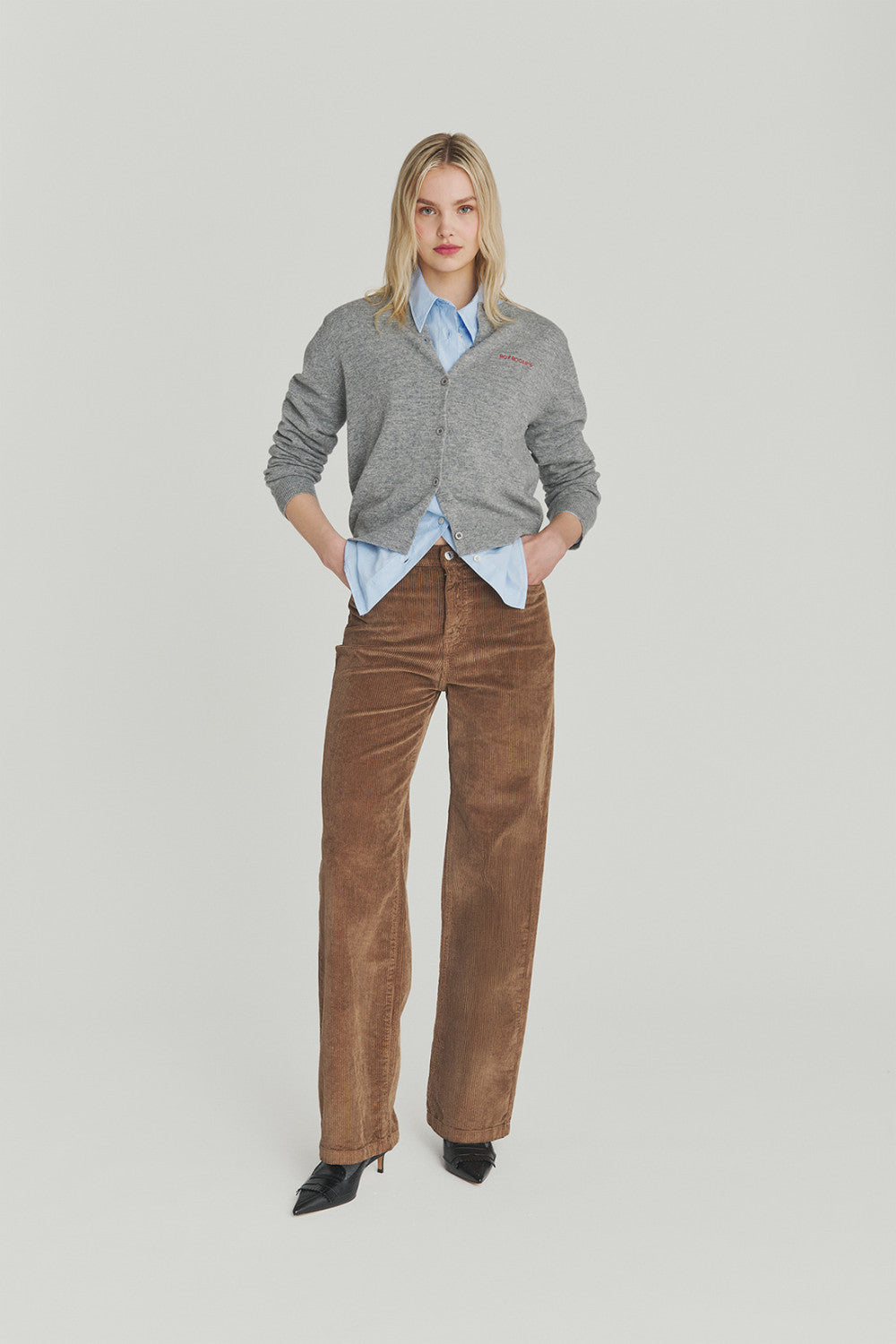 Pantalone donna Roy Roger’s Marta in velluto a coste brown sugar flare fit vita media indossato fronte