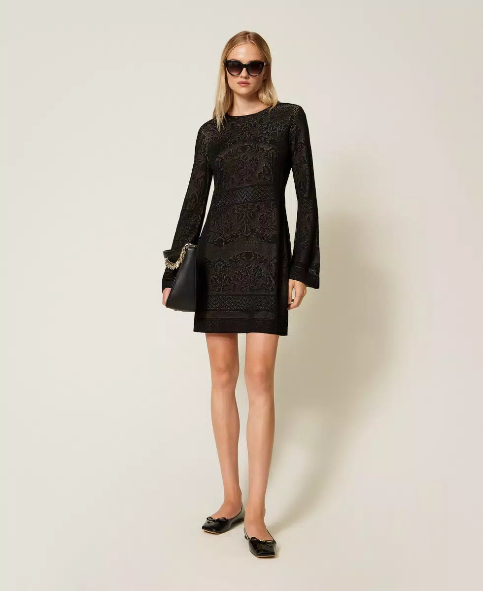 Twinset abito corto donna in maglia traforata nero con maniche lunghe e gonna morbida look indossato