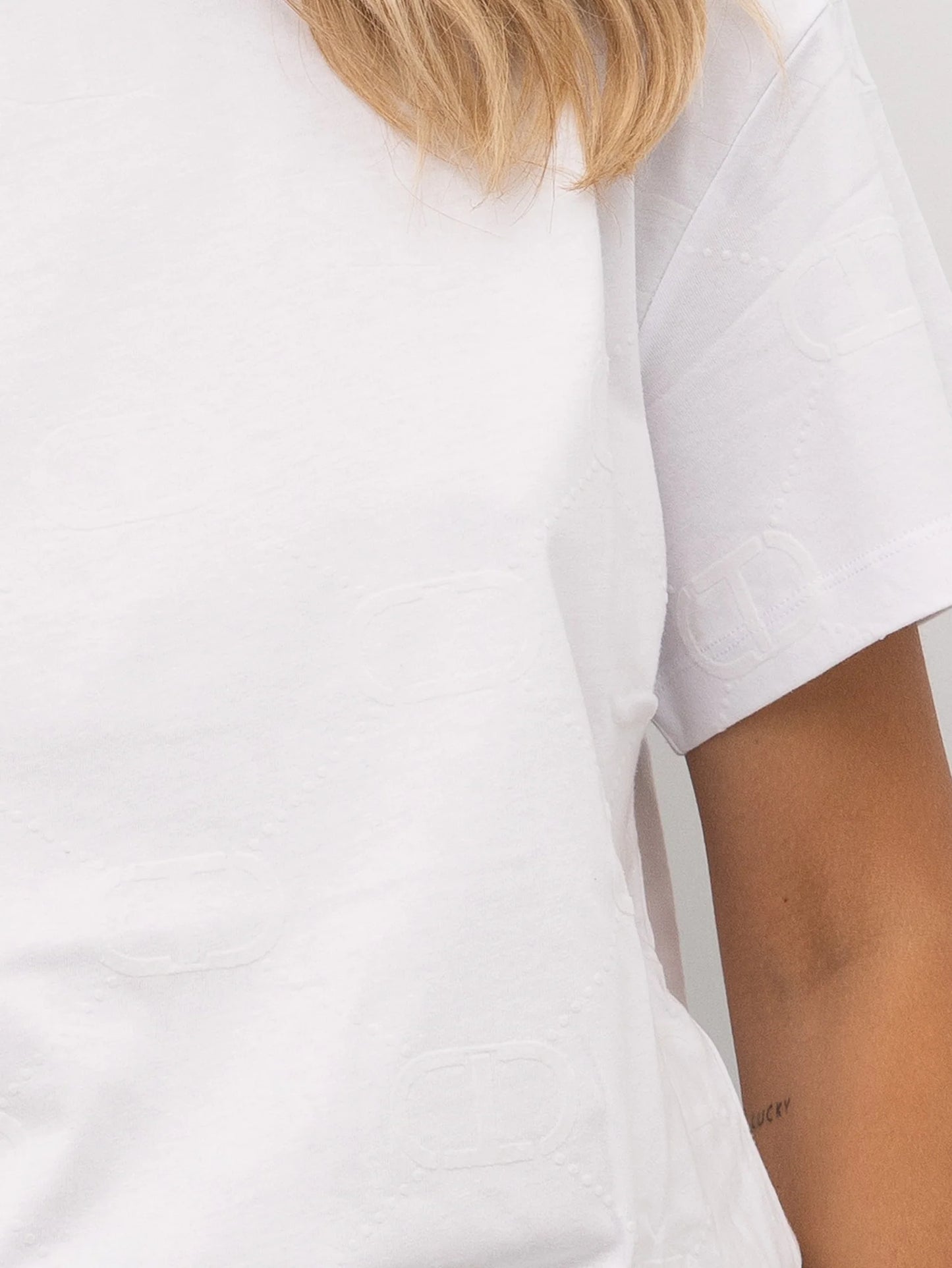 T-shirt donna Twinset in maglia fine elasticizzata stampata con vestibilità rilassata dettaglio