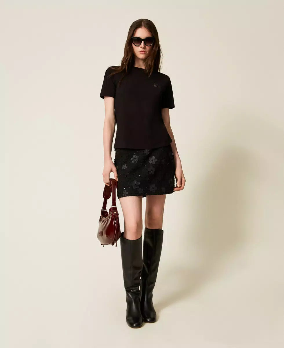 T-shirt donna Twinset regular fit in jersey di cotone con ricamo trasparente e logo lettering indossata