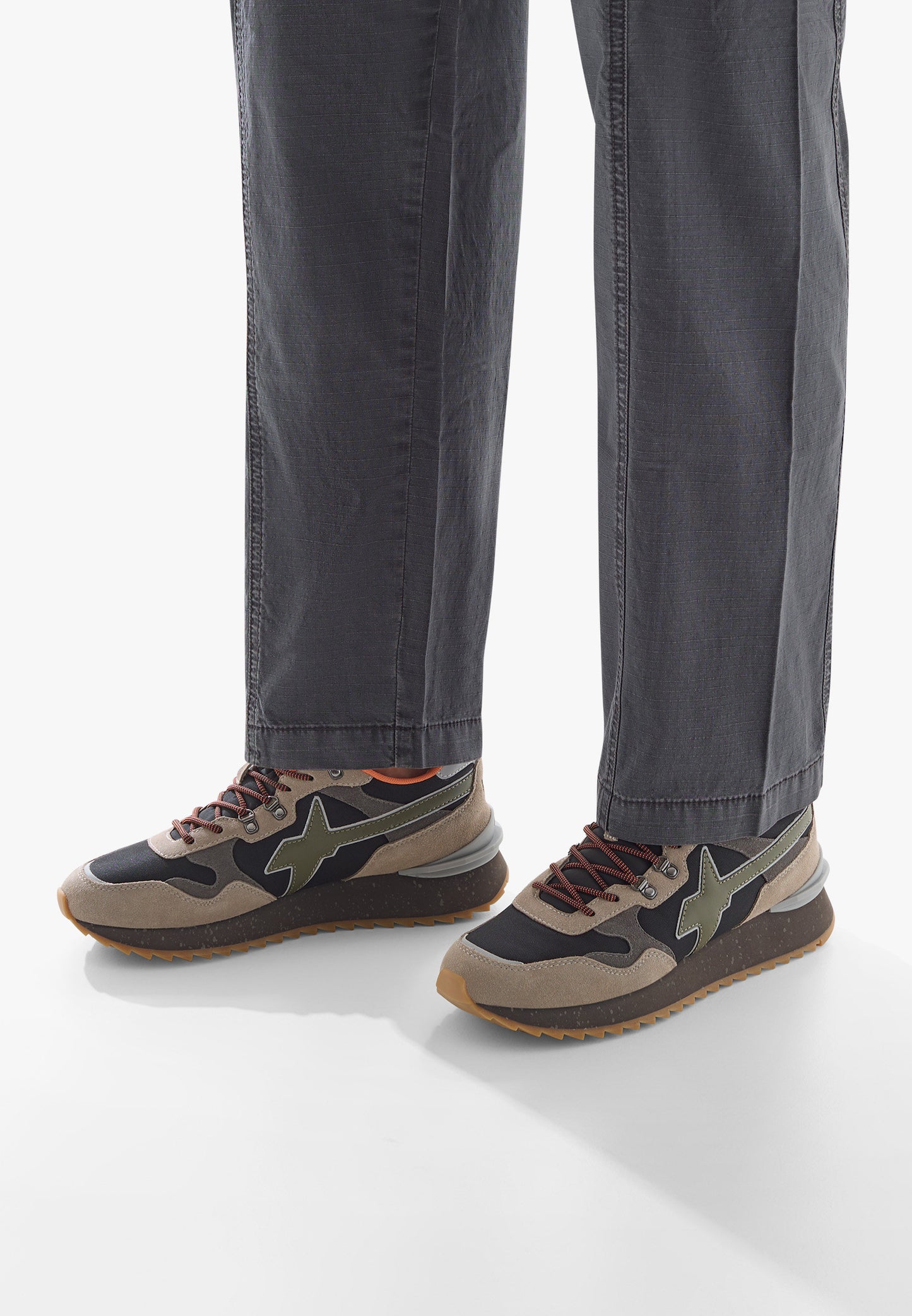 Sneakers uomo W6YZ YAK-M in tessuto tecnico e suede colore tortora-nero con suola in gomma indossate