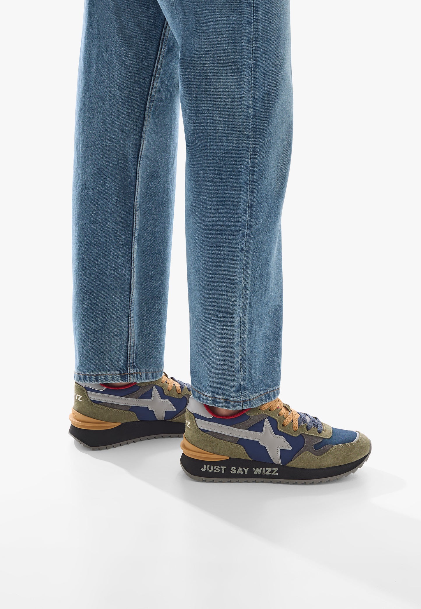 Sneakers uomo W6YZ YAK-M in suede e tessuto tecnico verde-blu con suola nera ultraleggera e dettagli a contrasto indossate