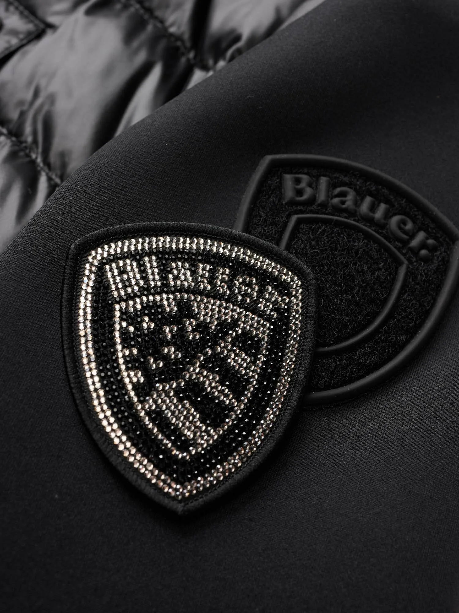 dettaglio patch blauer nero