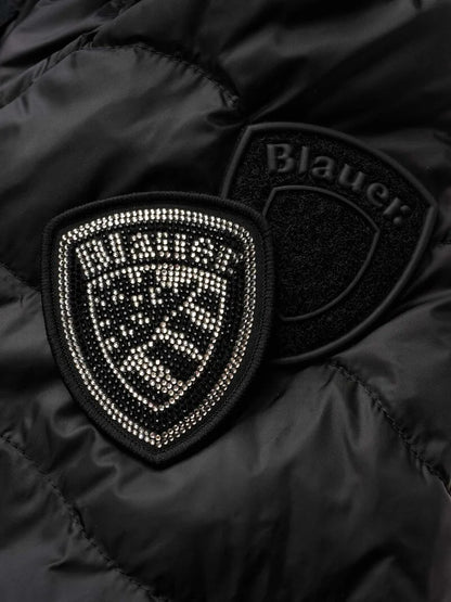 dettaglio patch blauer donna