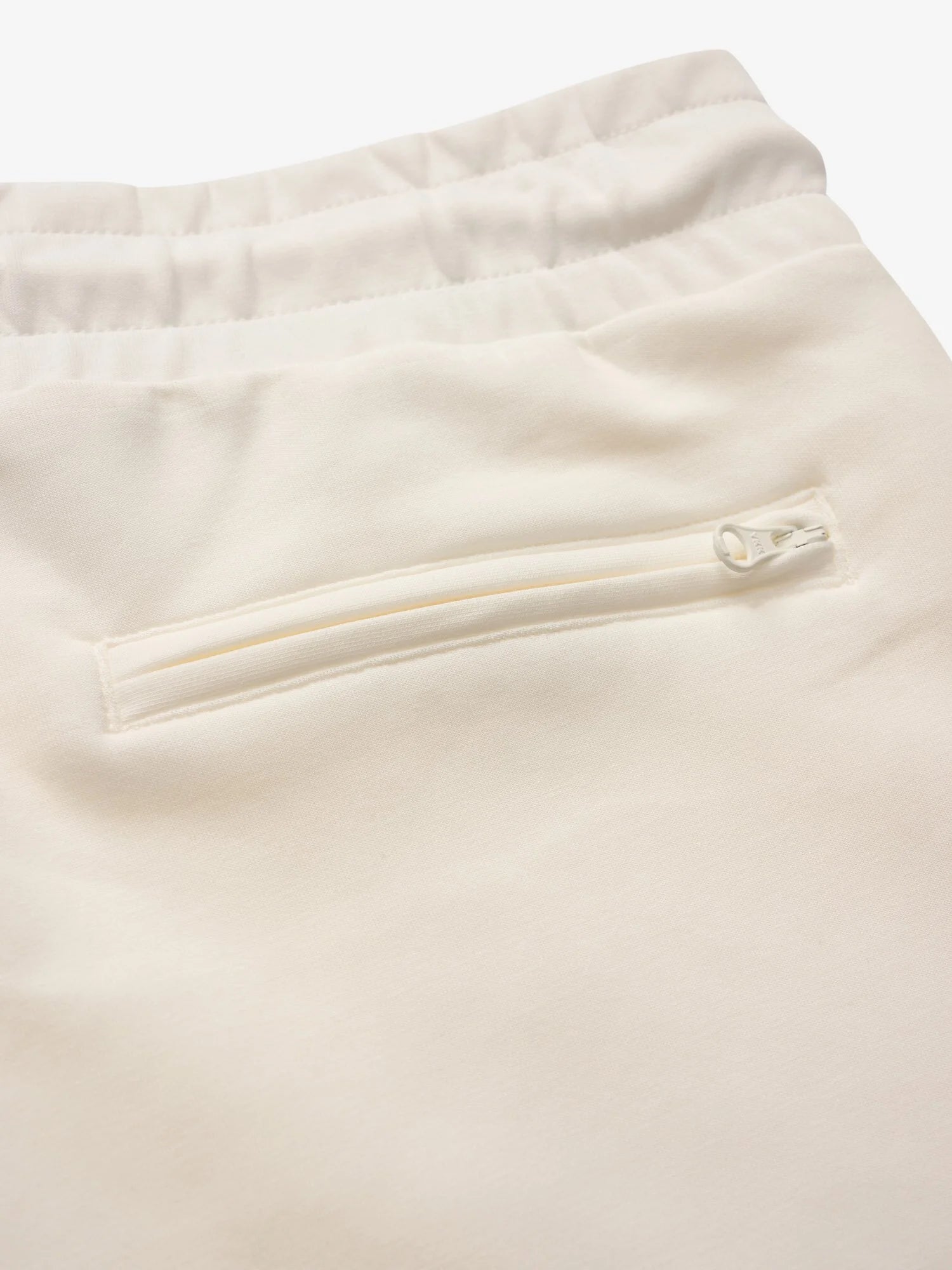 Dettaglio logo Blauer dorato su pantalone felpa